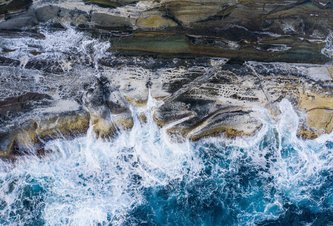 Photo Morské vlny rozprašujú po pobreží „večné chemikálie“ 