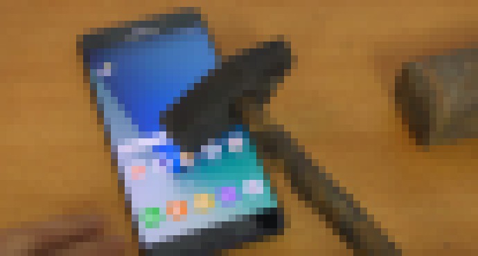 Photo Youtuber vyskúšal odolnosť Galaxy Note 7 nožom a kladivom. Ako to dopadlo?