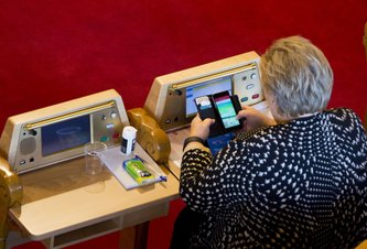 Photo Nórsko: Premiérka Solbergová sa pokúšala loviť pokémonov v parlamente