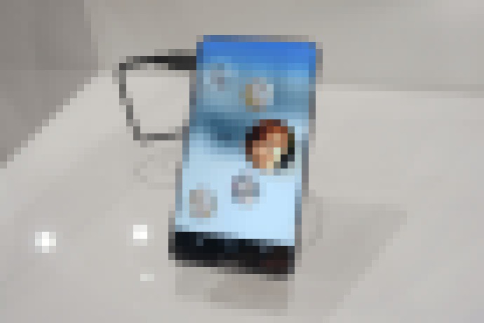 Photo Sharp ukázal telefón s displejom bez rámčeka a so zaoblenými rohmi