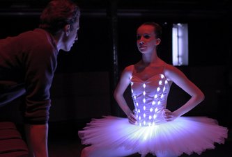 Photo Séria fotiek zachytáva prvé predstavenie baletu Luskáčik takmer v úplnej tme