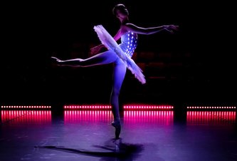 Photo Séria fotiek zachytáva prvé predstavenie baletu Luskáčik takmer v úplnej tme