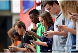 Photo Vo francúzskych školách chcú úplne zakázať mobilné telefóny